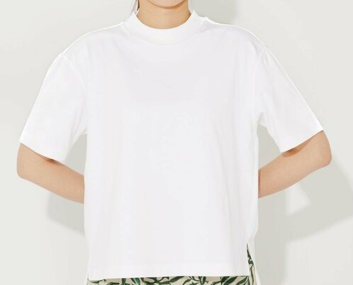 Tシャツを着た女性