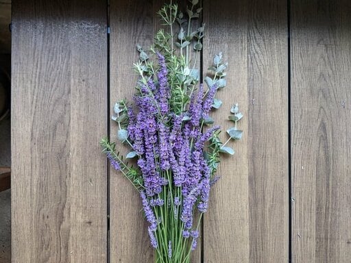 スワッグをつくる花材を配置する