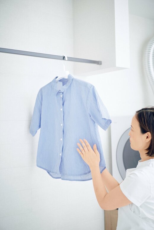 シャツを干す女性