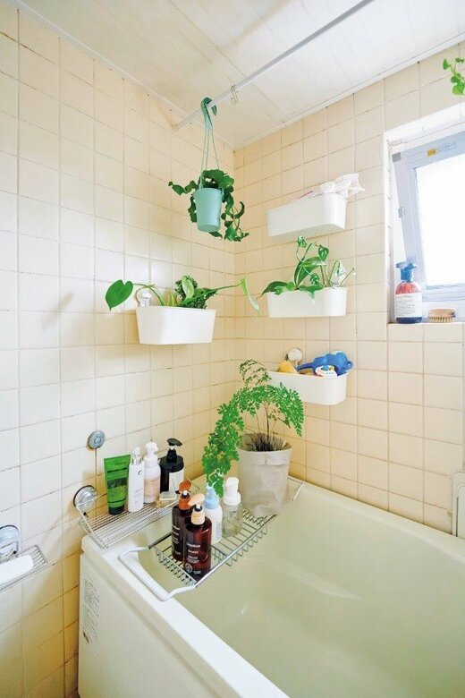 吸盤つきのボックスで入浴グッズを浮かせている浴室