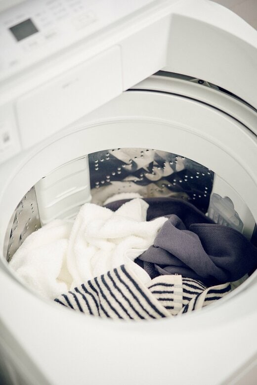 洗濯物が入った洗濯機