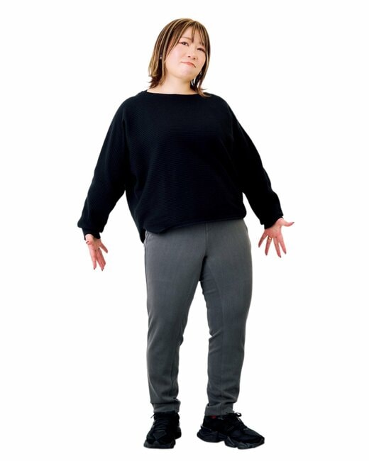 黒いトップスを着た不満そうな表情の女性