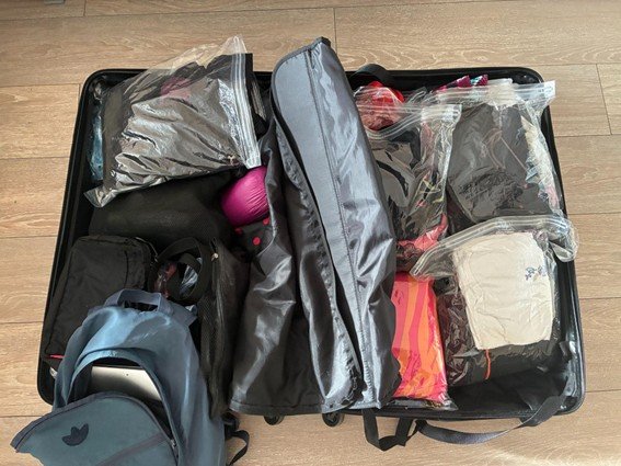 必要なものが詰め込まれたスーツケース