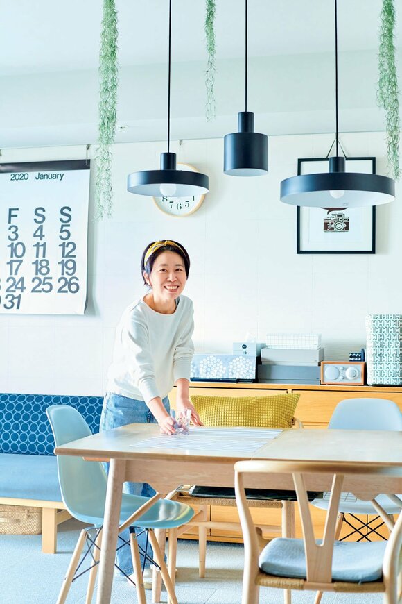 ダイニングテーブルに女性