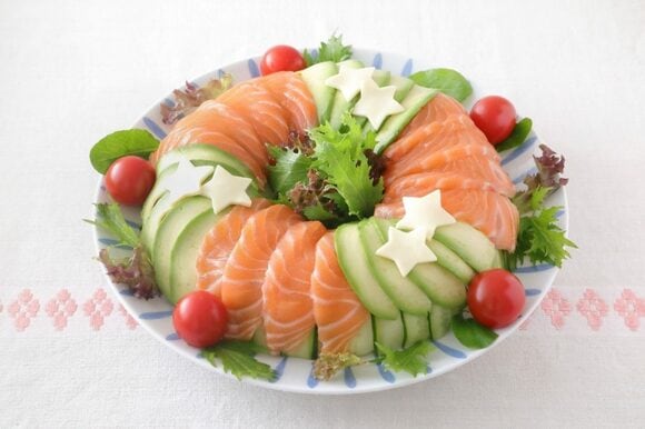 ノルウェーサーモンとアボカドのリース風サラダ寿司