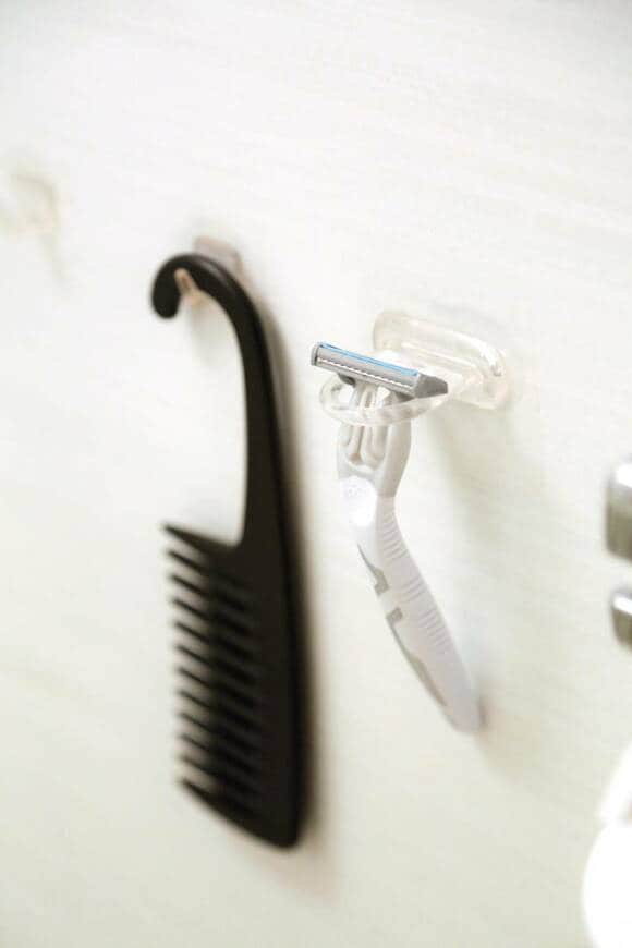 リングタイプを使用してカミソリをつり下げた様子