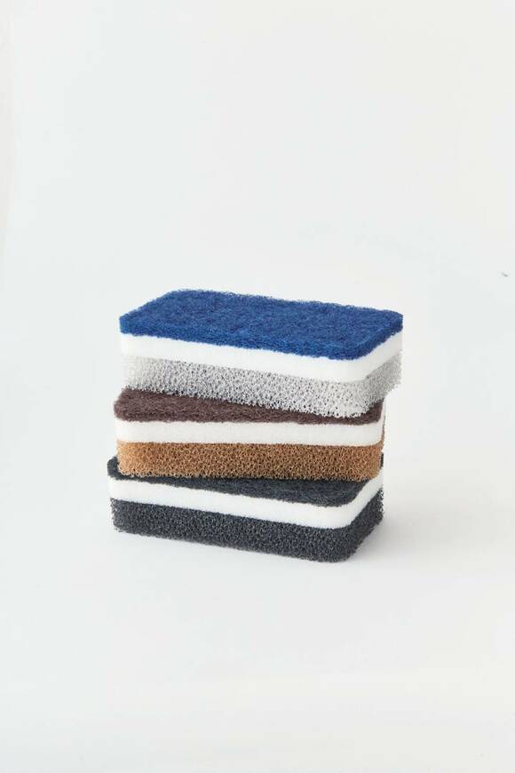 積み重なっているスポンジ3つ