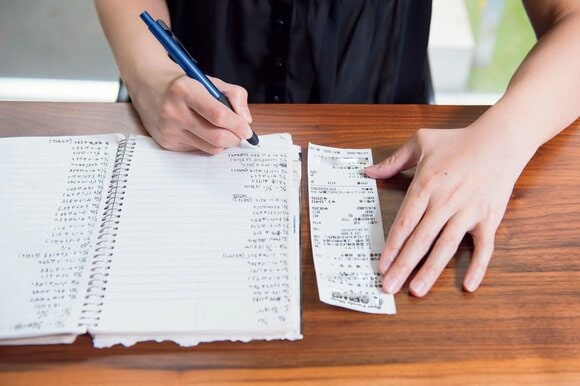 レシートは週ごとに計算し、予算を守る!