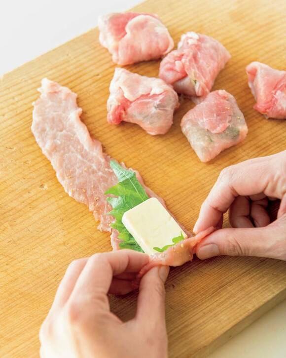 チーズを包むように巻く