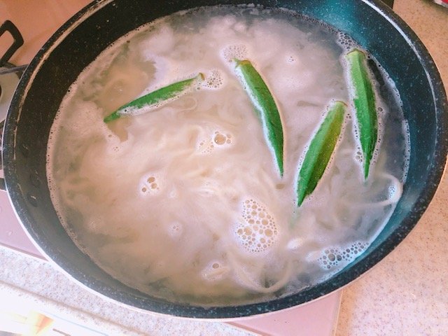 めんとオクラをゆでる