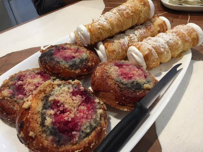 甘酸っぱいサワーチェリーのパン「コラーチ」に、クリームコロネのようなパン「クレムロレ」