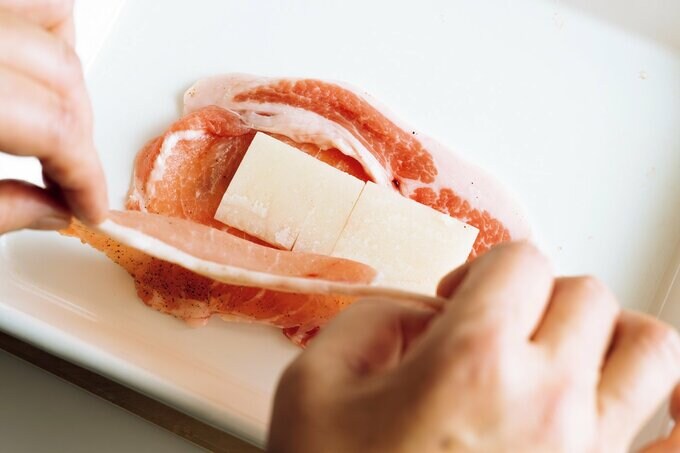 肉と肉の間にもちを挟んでボリュームアップさせる工程