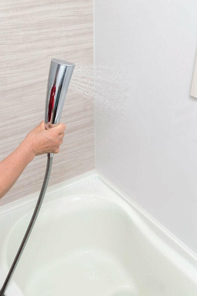 シャワーでお湯をかける