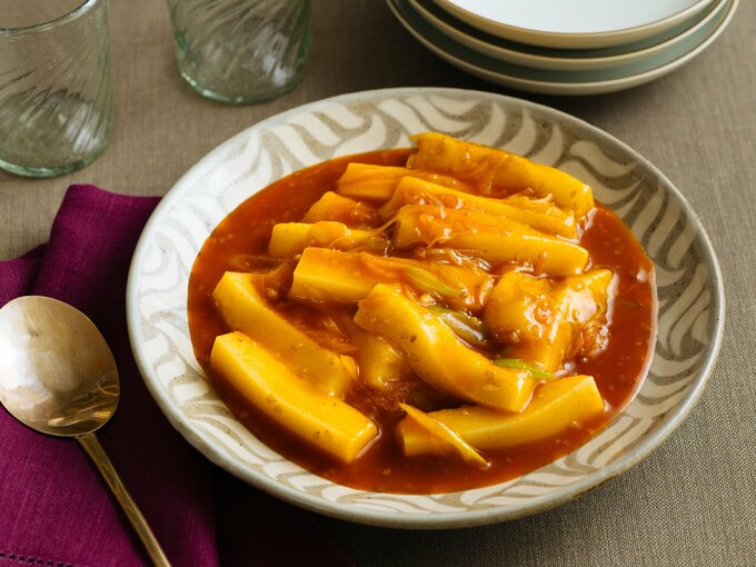 角もちで作ったトッポギを皿に盛りつけた画像