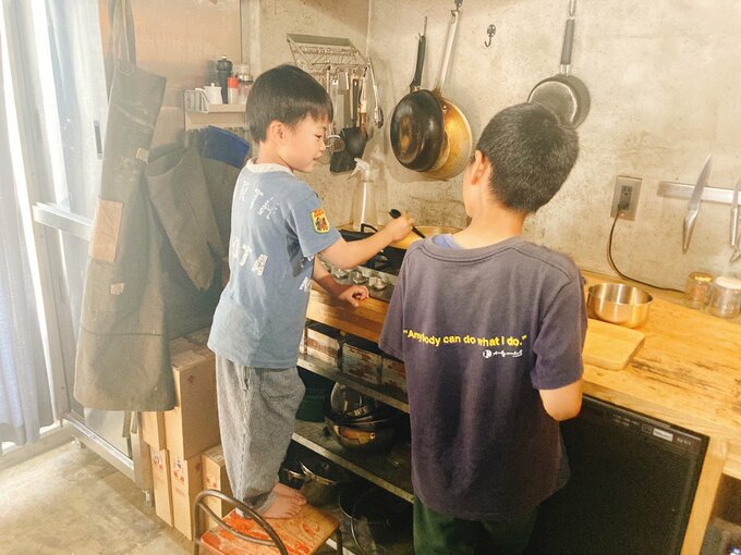 きょうだいで料理する姿