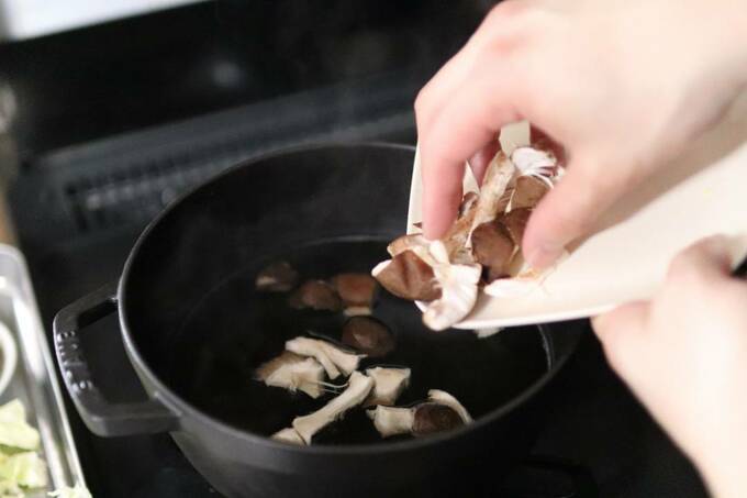 シイタケを鍋に入れる様子