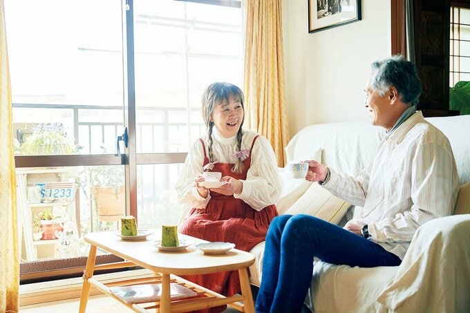 ソファで夫婦ティータイム