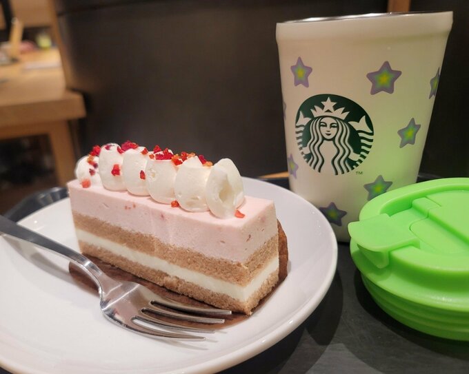 季節限定の「ストロベリー メリークリーム ケーキ（520円）」と合わせれば、クリスマス感はバッチリです。