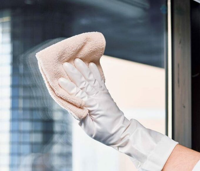 クロスで窓ガラスをふく
