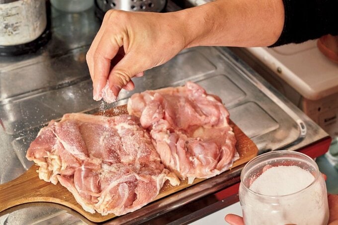 肉に塩をふる様子