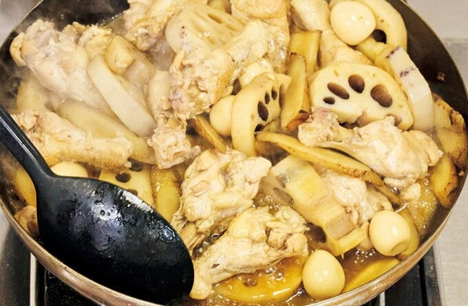 煮物を煮詰める様子