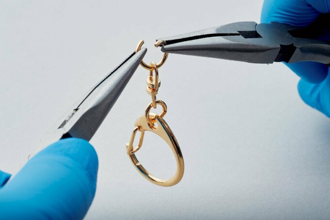 ペンチで丸カンを開く