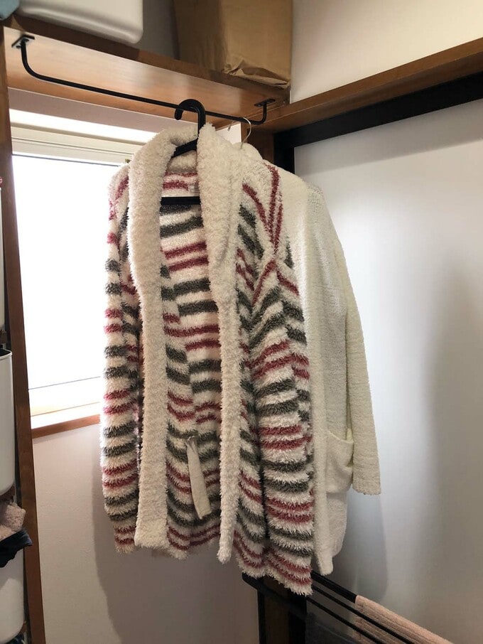 アイアンバーにかけた上着