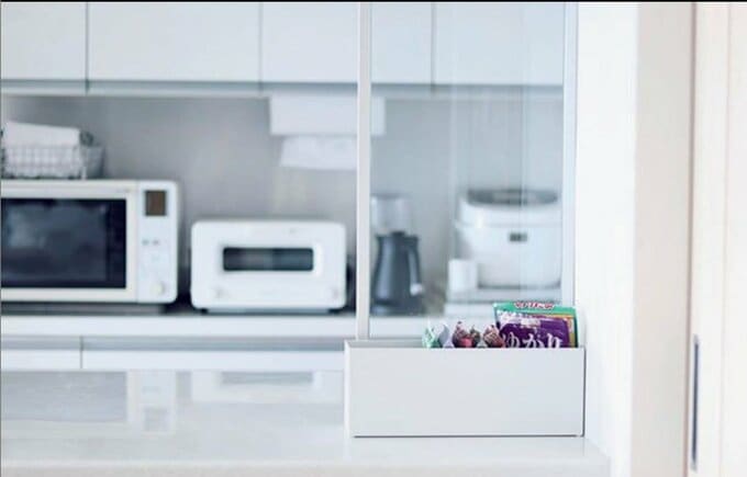 白キッチンの前に白ボックス