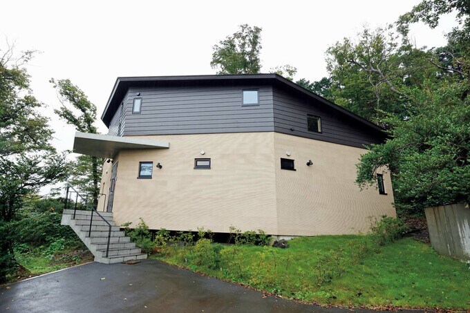 玄関側から見た外観