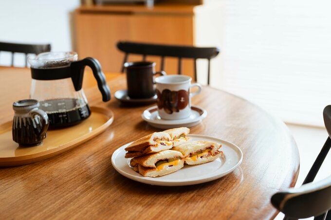 asakoさんご夫婦の朝食。ホットサンド、ヨーグルト、コーヒーが定番