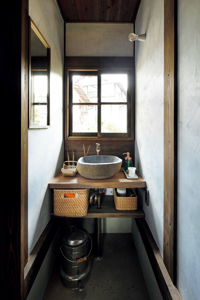 洗面ボウルと水栓だけの質素な空間