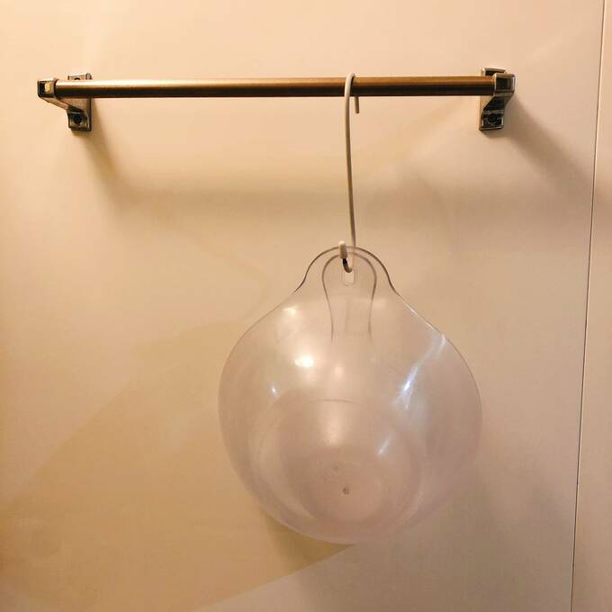 洗面器をフックにぶら下げる