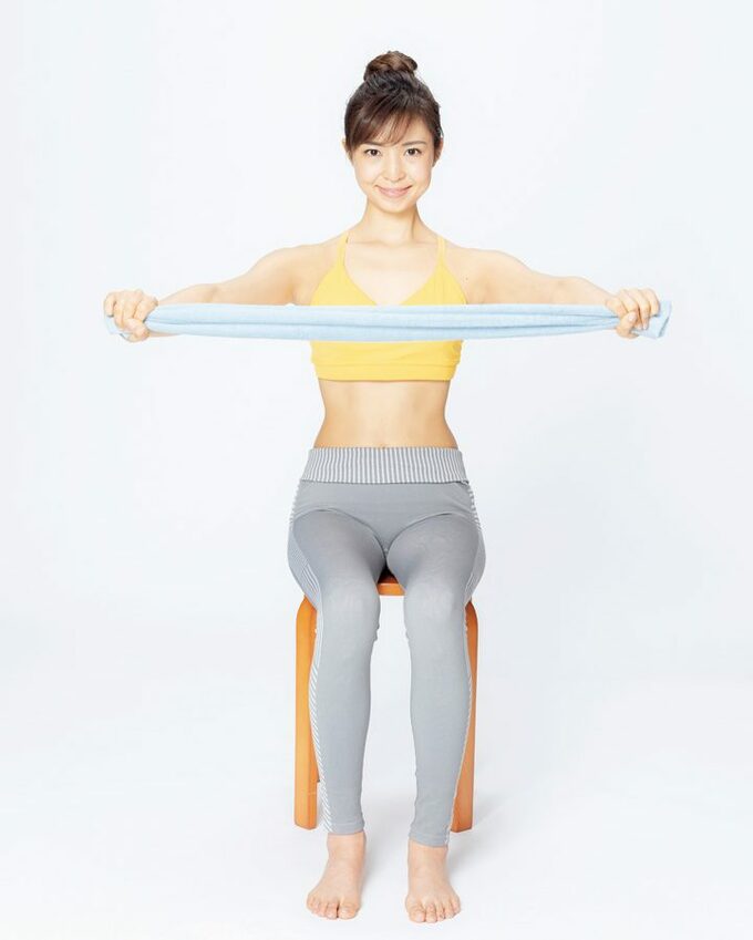 タオルの両端をもって引っ張る