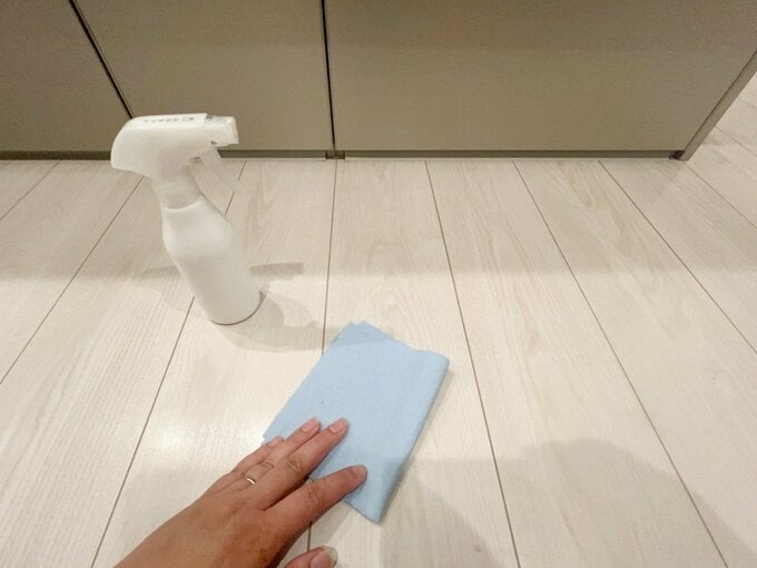 ペーパータオルで床をふく