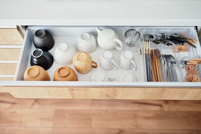 引き出しにカトラリーと湯飲みなど