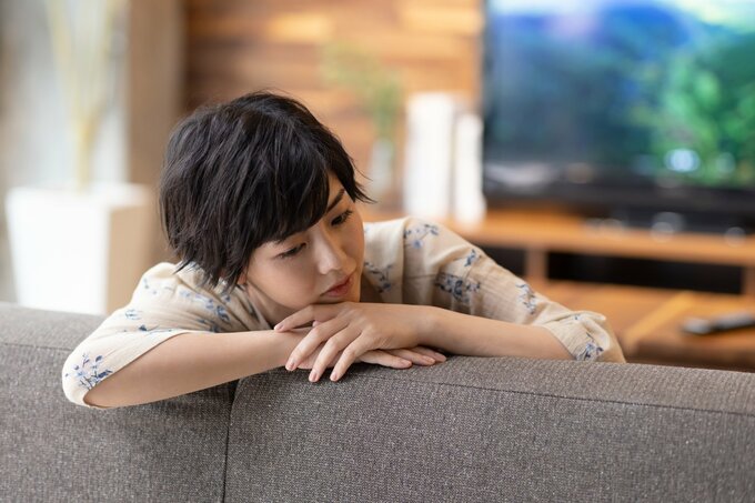 テレビを観て不安な女性