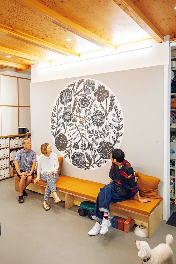 壁に作品を展示