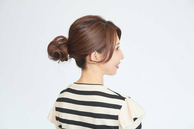 高い位置のお団子ヘアの女性