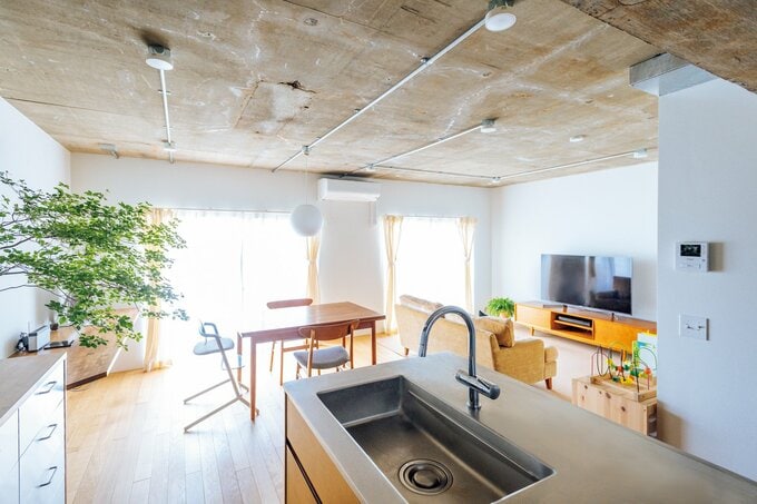 キッチンから見たダイニングとリビング