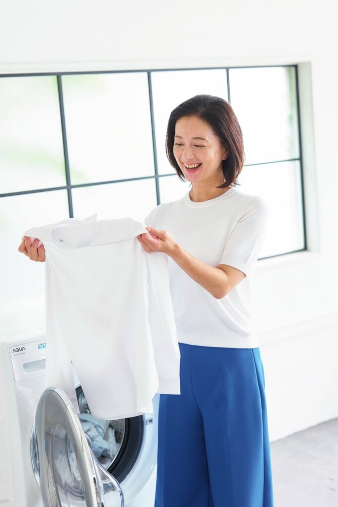 洗濯物を取り出す寺嶋さん