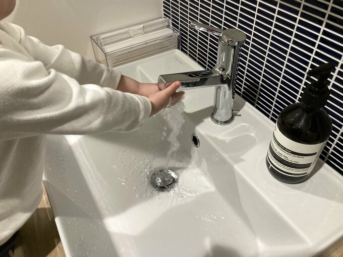 2歳になる娘は水栓までの距離があり手が届きにくい