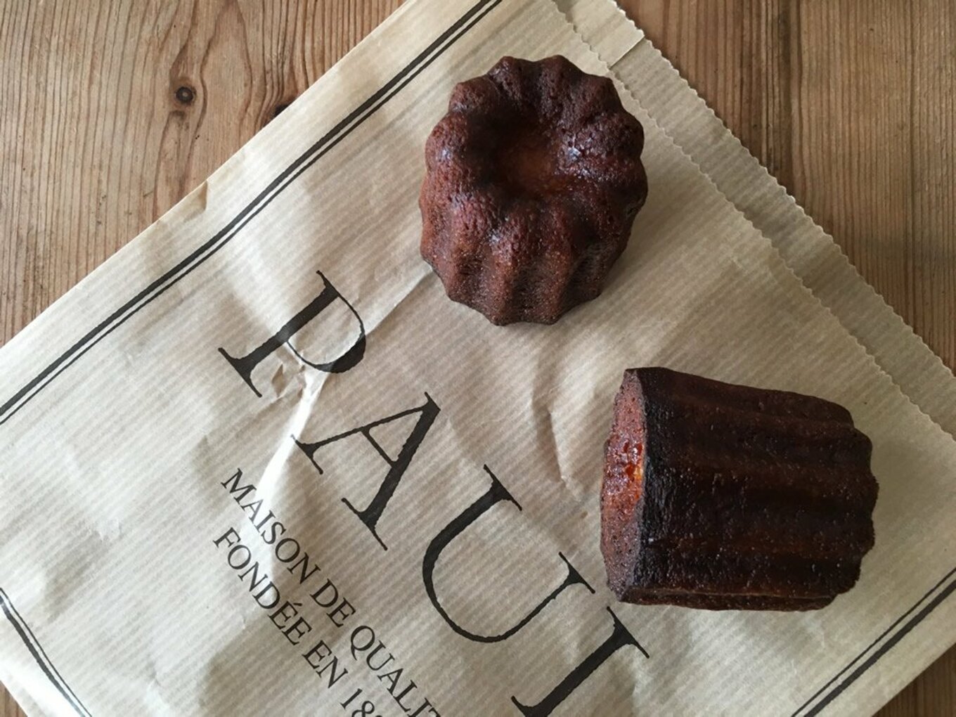 [写真](1ページ目)ねっとりした食感と甘さが魅力！フランスの伝統菓子「カヌレ」 | ESSEonline（エッセ オンライン）