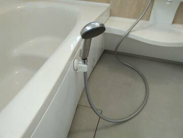 子どもと入浴するストレスが激減！100円シャワーホルダー