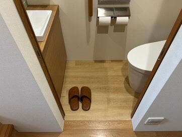 「1畳のトイレ」を広々快適空間にする家づくりの工夫4つ。ドアの位置、掃除道具の置き場所がポイント