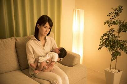 孤独な「アウェイ育児」。激務の夫は「大変だな」と他人事…