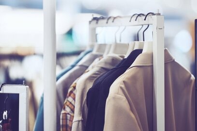 「服を捨てられない」悩みはこれで解決。自然と手放せるようになる3つのコツ