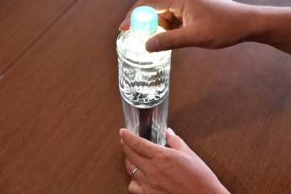 【警視庁災害対策課直伝】ペットボトルで懐中電灯の光を部屋全体に広げる方法