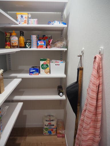 キッチンの近くにあるパントリー