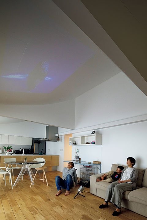 LDKの曲面の天井はスクリーンとして活躍中