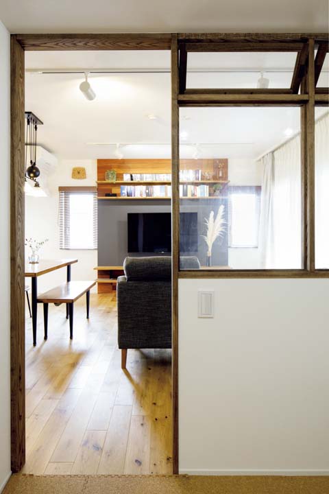 キッズスペースから見たリビング